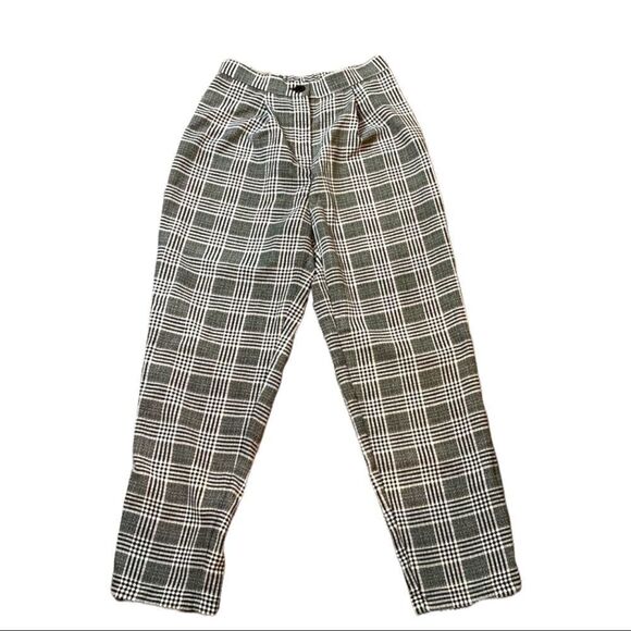 𝅺H&M black and white plaid dress pants. Button and zipper front elastic back. - Picture 1 of 10